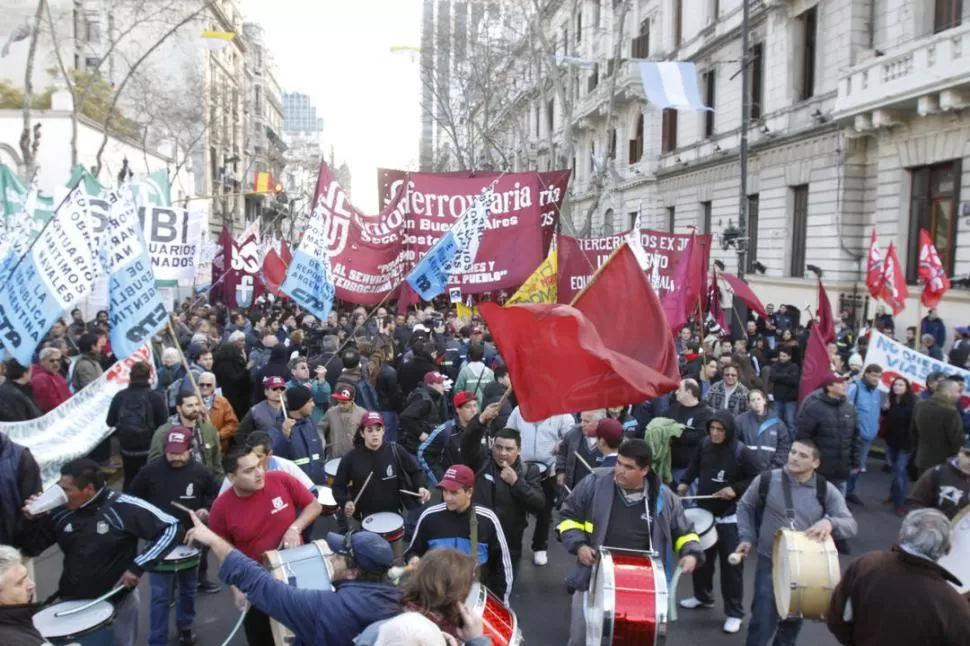 A PLAZA DE MAYO. Los manifestantes arriban al histórico paseo para repudiar la política ferroviaria oficialista. DYN