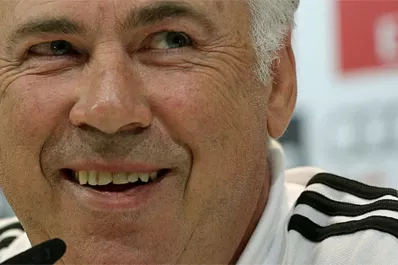 Ancelotti cruzó a Martino: no comprende cómo funciona el fútbol europeo