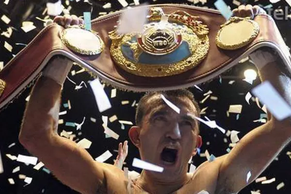 Narváez dio una clase de boxeo y retuvo el título supermosca de la OMB