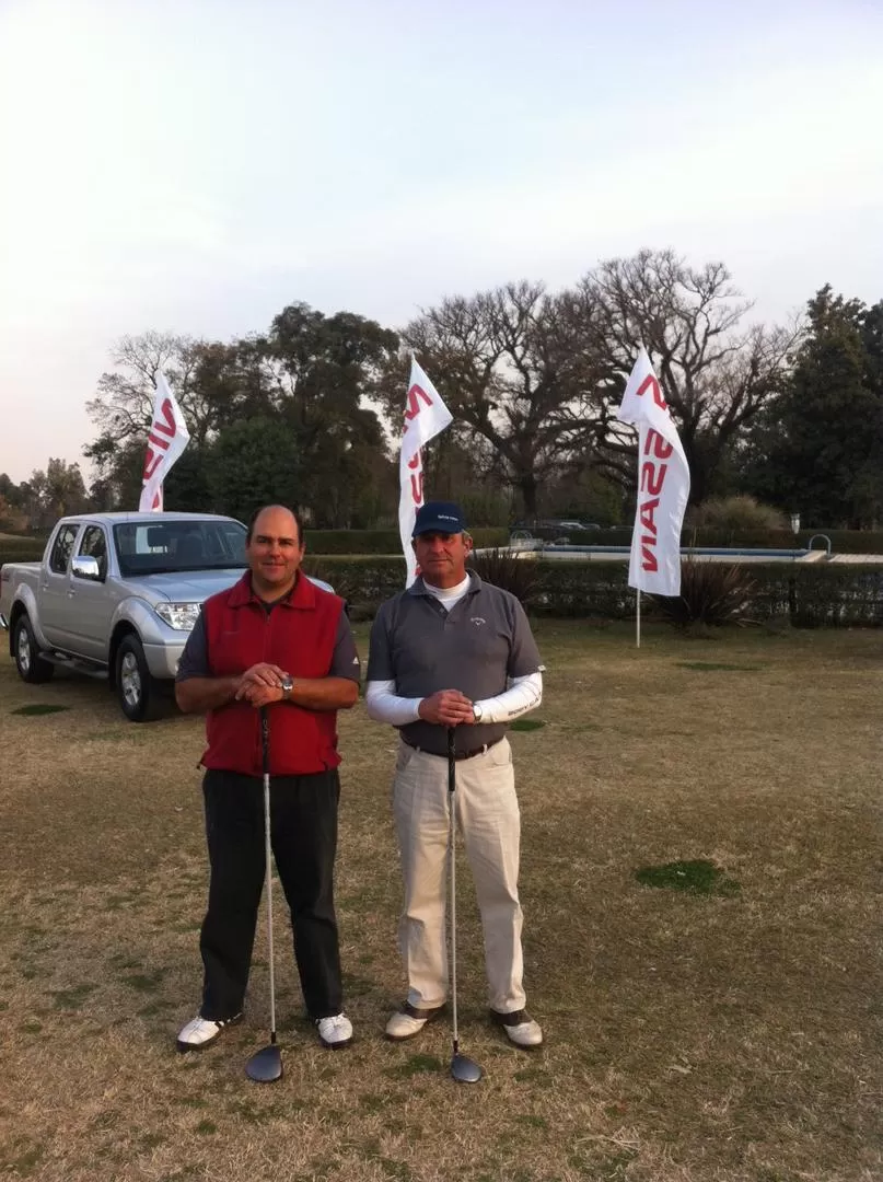 SATISFECHOS. La dupla ganadora en el torneo de Alpa Sumaj hizo 61 golpes. 