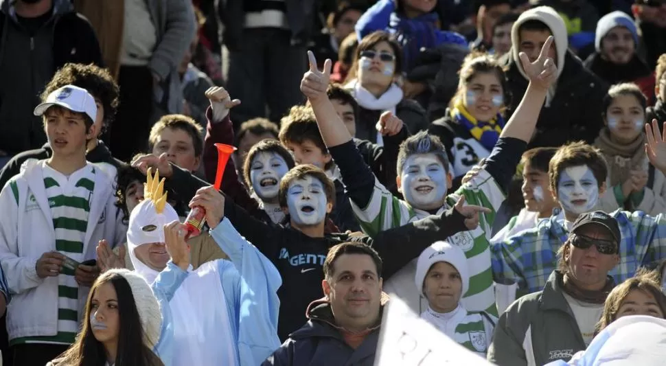 SE HICIERON SENTIR BIEN FUERTE. Los hinchas argentinos alentaron permanentemente a Los Pumas y hasta silbaron al notable pateador Morné Steyn. 