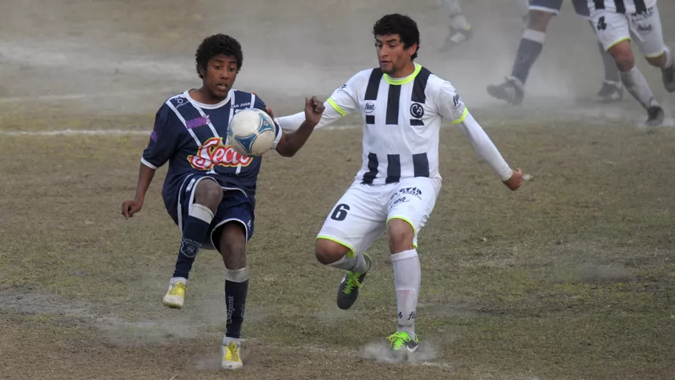 NO LE ALCANZÓ CON EL TALENTO. Galván, de San Juan, domina la pelota ante la marca de Herrera, de Cruz Alta. LA GACETA / FOTO DE FRANCO VERA