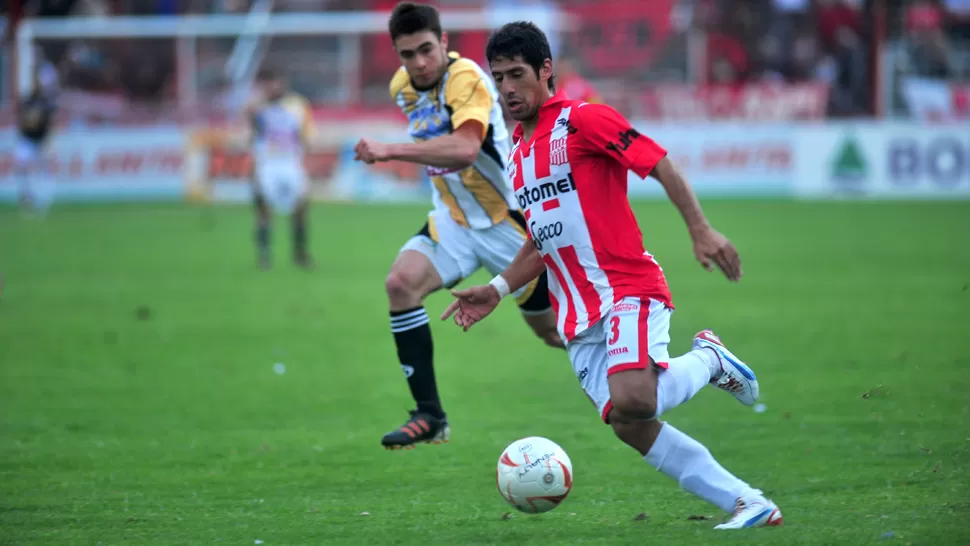 CON OTROS COLORES. Con pelota dominada, More intenta superar a su marcador. LA GACETA / FOTO DE DIÉGO ARÁOZ