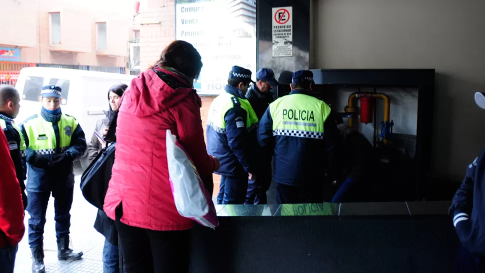 INSPECCIÓN. Personal de Gasnor cortó el gas en todo el edificio, al menos, hasta mañana. LA GACETA / FOTO DE ANALÍA JARAMILLO