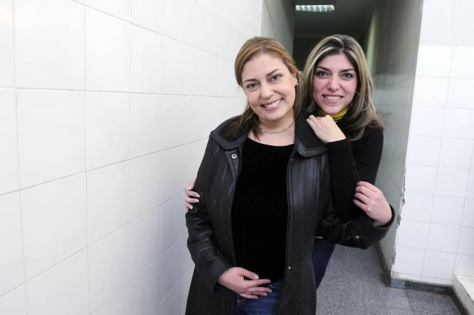 GRACIAS. Marcela regresó feliz a México, junto a su hermana Brenda. LA GACETA / FOTO DE ANALíA JARAMILLO