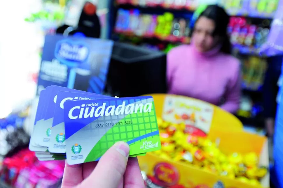 APARECIERON. Las tarjetas para colectivos comenzaron a comercializarse en los kioscos y drugstores capitalinos. LA GACETA / FOTO DE ANALíA JARAMILLO