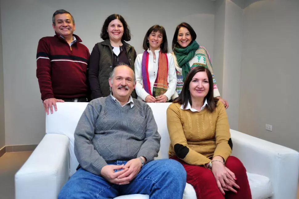 OCHENTISTAS. De izquierda a derecha: Soto, Hillen, Fernández Murga, Abdala (de pie); Beltrán y Hynes (sentados). LA GACETA / FOTO DE DIEGO ARAOZ