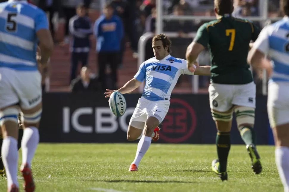 CACHORRO EN ACCIÓN. El 10 de Los Pumas, Nicolás Sánchez intenta un kick a pesar de la presión de los sudafricanos. 