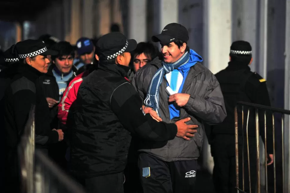 MOMENTO. Los cacheos de la policía se extendieron al punto de pedirle a los hinchas que se abrieran las camperas que llevaban puestas. No querían infiltrados. 