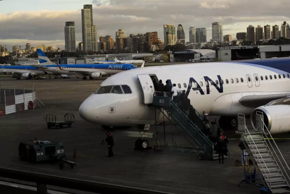 EN AEROPARQUE. El Orsna solicitó el desalojo de LAN del hangar. LA GACETA / FOTO DE JORGE OLMOS SGROSSO