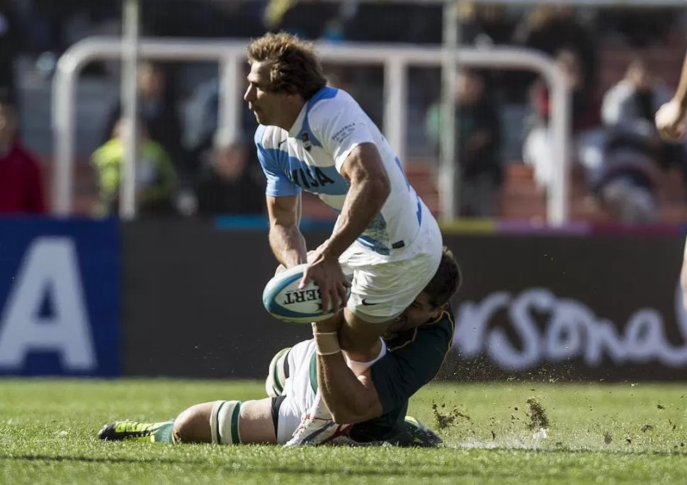 CON LA OVALADA EN SU PODER. A pesar del tackle sudafricano, Gonzalo Camacho mantiene el control de la pelota. 