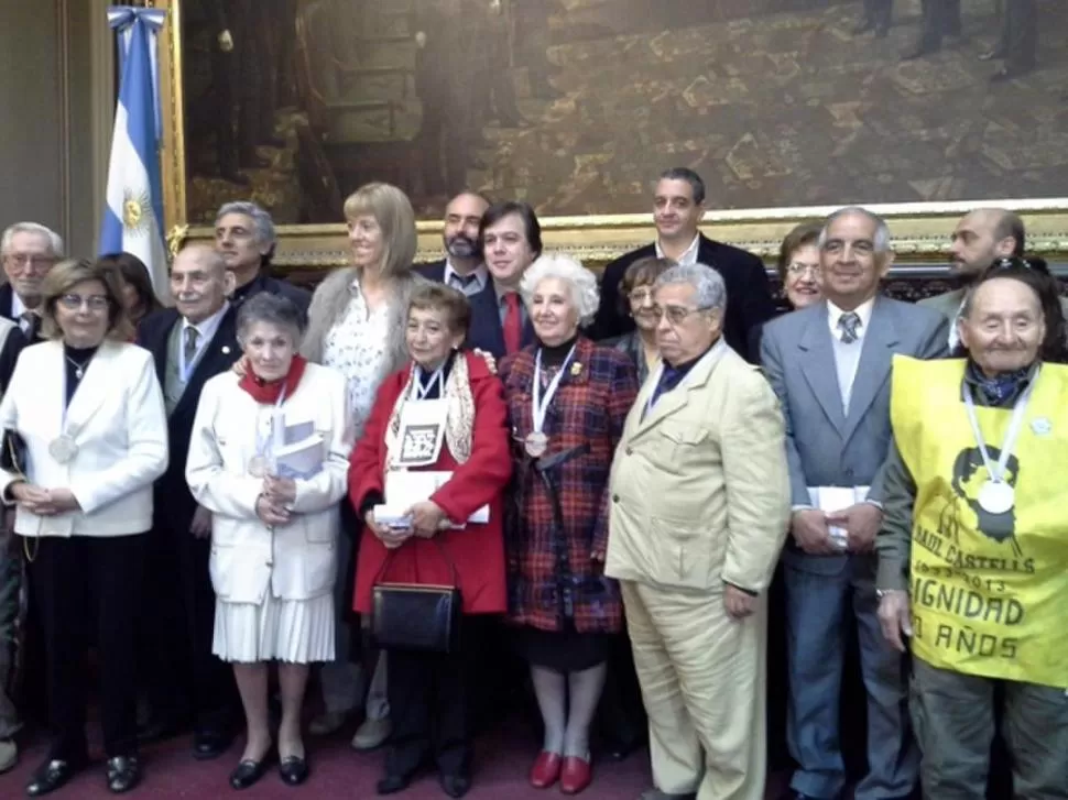 RECONOCIMIENTO. Leguizamón (cartera en mano) recibió la distinción junto a referentes de todo el país. SENADO DE LA NACION