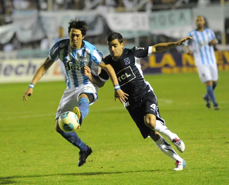 PRIMEREÓ. Galíndez le pone la plancha a la pelota para robársela a Gabriel Vallés durante un pasaje del primer tiempo. 