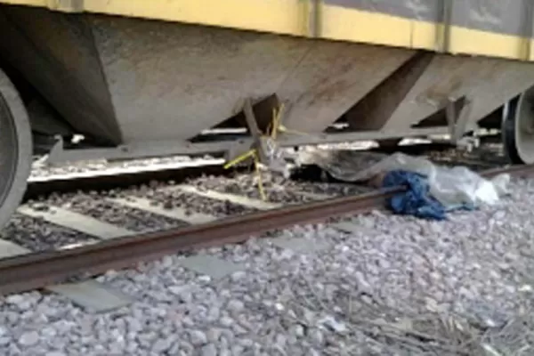 Un hombre se durmió sobre las vías y un tren lo aplastó