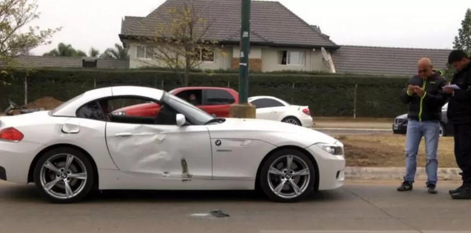 ASÍ QUEDÓ. El auto de alta gama que circulaba por la Perón protagonizó un choque con una moto. LA GACETA / FOTO DE JOSÉ INESTA