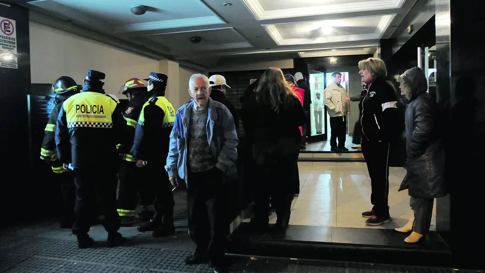 NERVIOS. Los vecinos no lograban reponerse del susto que pasaron las dos veces en que el edificio tembló. LA GACETA / FOTOS DE ANALIA JARAMILLO