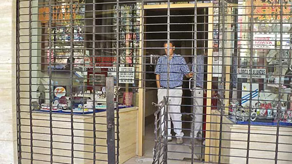 VIOLENTADA. Los delincuentres se llevaron una importante cantidad de joyas de oro y plata, según denunció la víctima. FOTO TOMADA DE ELLIBERAL.COM.AR