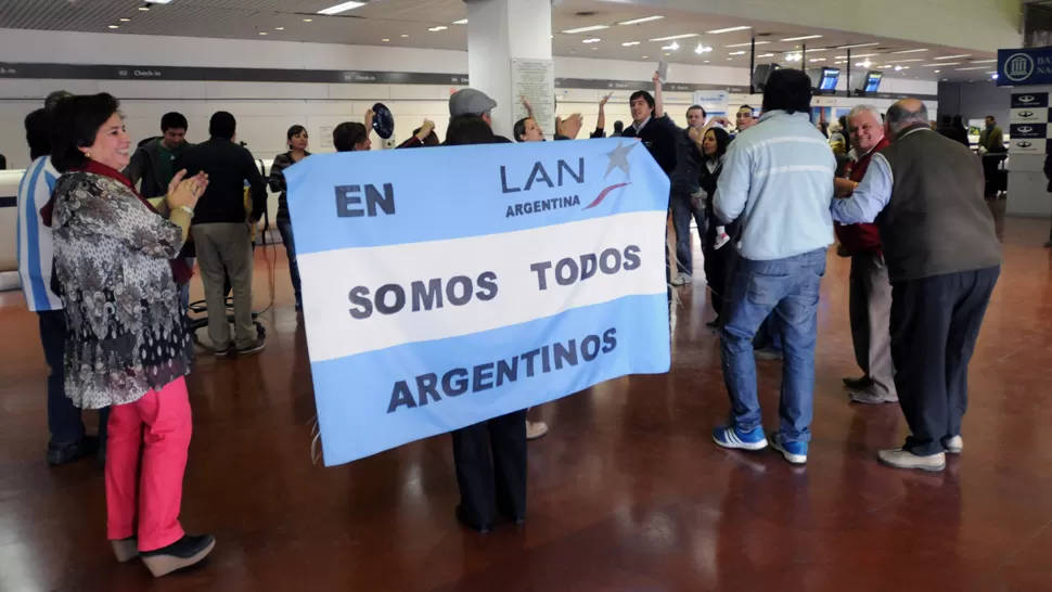 CELESTE Y BLANCO. Cincuenta personas trabajan en Tucumán para LAN. LA GACETA / FOTO DE INÉS QUINTEROS ORIO