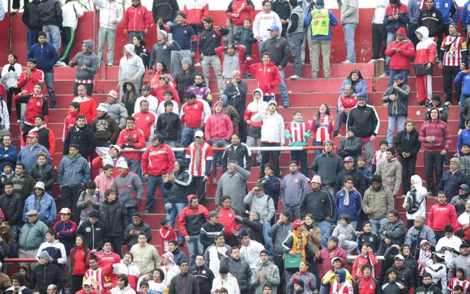 SE BANCARON EL FRÍO. Los hinchas y socios de San Martín se amontonaron en la tribuna de calle Pellegrini y alentaron al equipo a pesar del viento helado. 