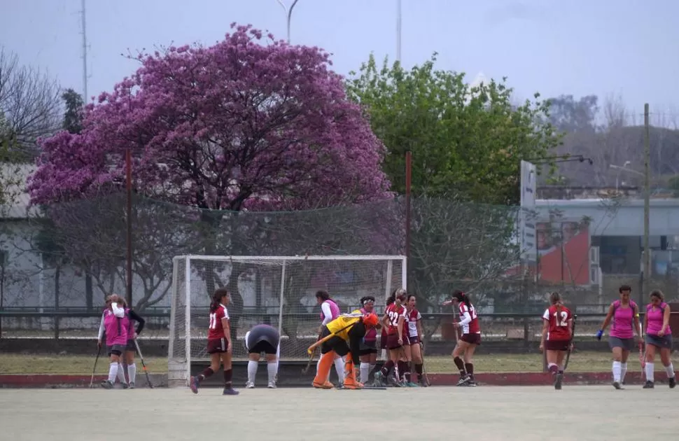 LAS CAMPEONAS. Una jugadora de San Ignacio festeja con sus compañeras. 