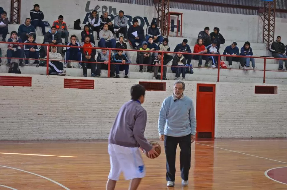 CLASE PRÁCTICA. Mouche mostró distintos ejercicios con jugadores juveniles. 