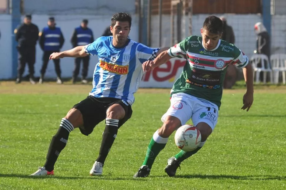 LE FALTÓ DAR LA PUNTADA FINAL. Chanquía jugó un buen partido para San Jorge, en la escena, el volante deja en el camino a Hereñu, de Juventud Unida. 