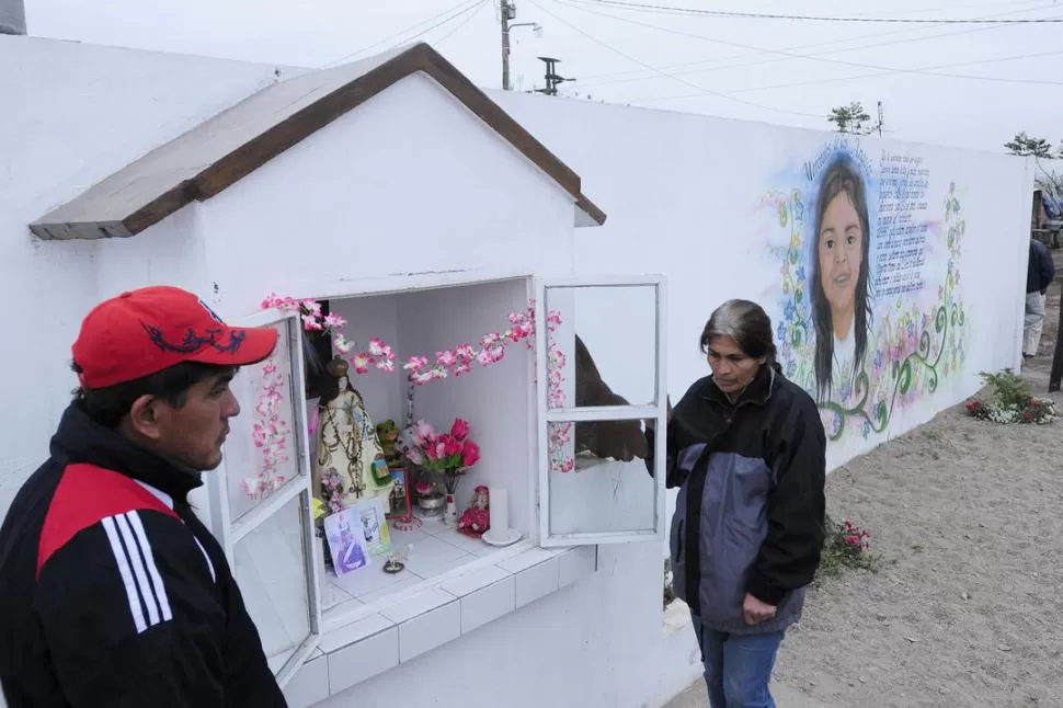 ORACIÓN. Olga Villagra (a la derecha) dice que los vecinos rezan en la gruta; atrás, un mural de la niña. LA GACETA / FOTOS DE ANALIA JARAMILLO