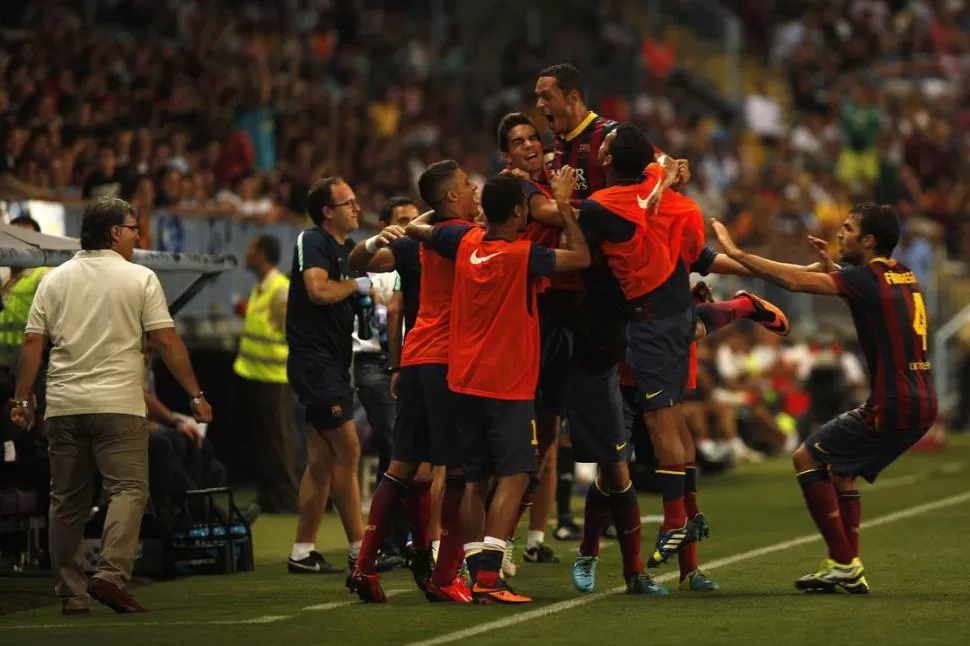 DESAHOGO. Titulares y suplentes saludan a un enloquecido Adriano, autor del tanto del triunfo del Barcelona de Martino. 