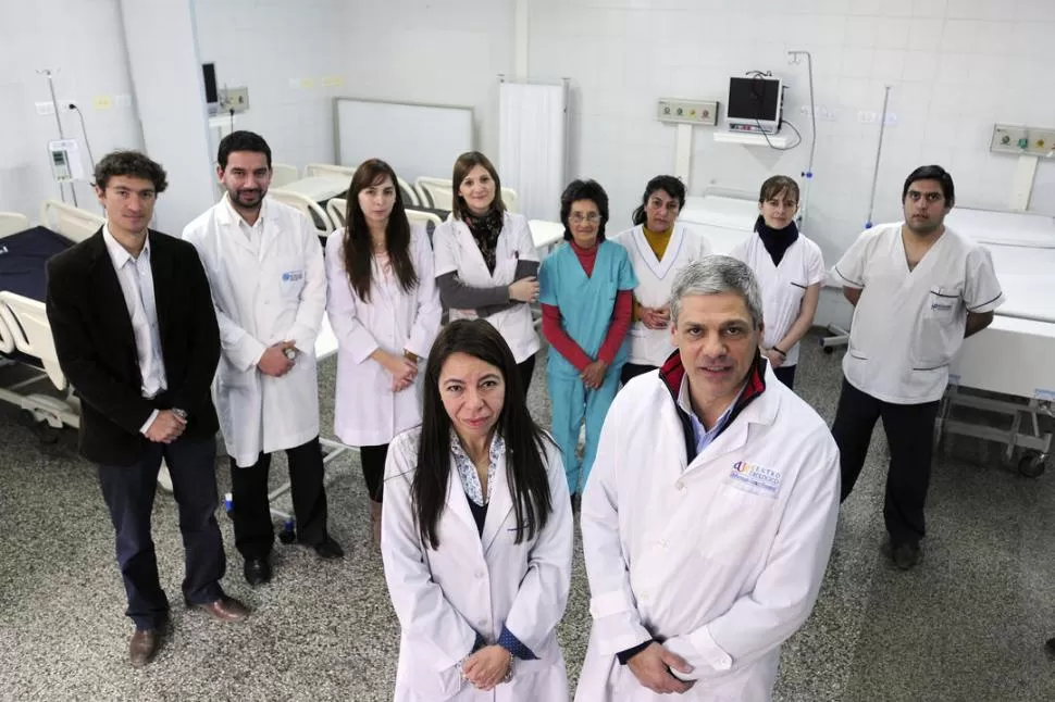 PROTAGONISTAS. Al frente, los doctores Fabiana Seú y Aldo Bunader, jefes de la Unidad de Trasplates. Detrás: Santiago Villavicencia Fornaciari, Sergio Sánchez Falkowsky, Daisy Cortez, Lucía Cano León (médicos), Aída Bravo (mantenimiento), Marta Morales, Paola de la Cruz y Esteban Roldán (enfermeros). 