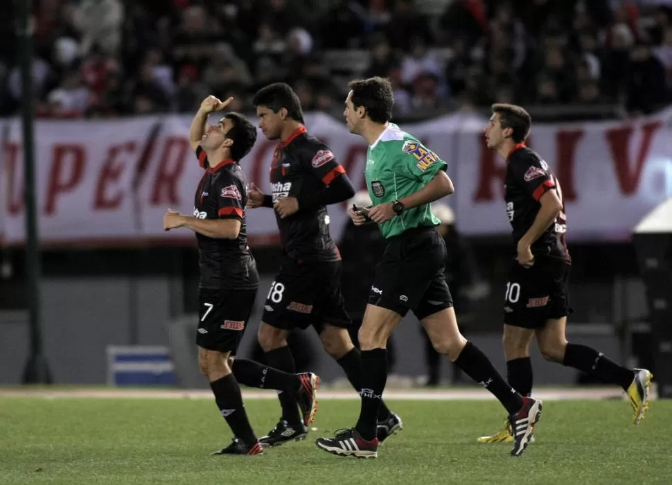 GOLEADORES. Curuchet mira al cielo y agradece tras marcar el 1 a 0 de Colón. Ramírez (18), autor del 2-0 parcial, y Mugni, escoltan al hijo del ex oro olímpico en Pekin 2008, Juan Curuchet. 