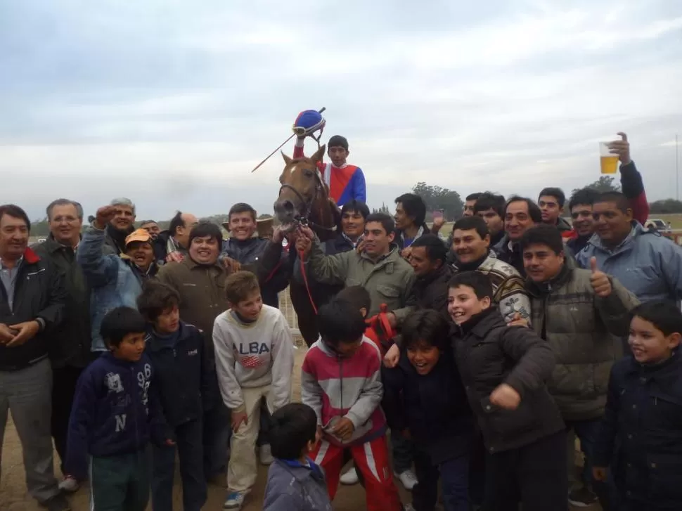 FESTEJO EN EL PODIO. La barra de la caballeriza El Pili celebró la gran victoria de Royal Plate en la prueba de 2.000 metros. 