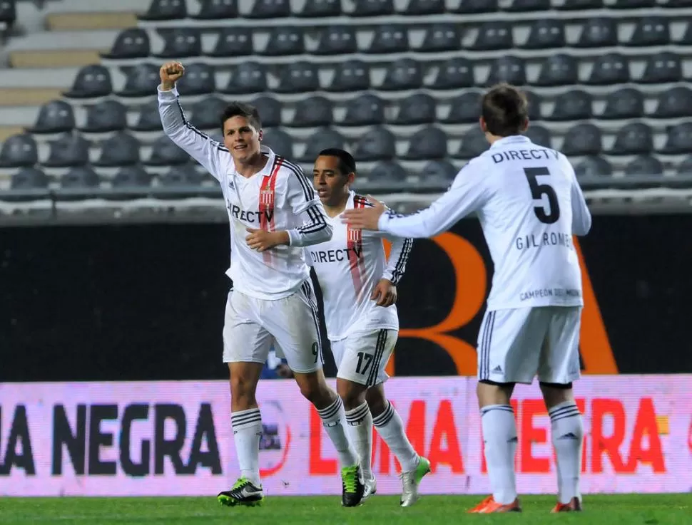 EL HÉROE DE LA NOCHE. Carrillo, autor de los dos goles, celebra el primero. 