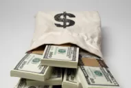 Suben el dólar oficial y también el paralelo