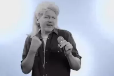 Assange se puso peluca y cantó un hit de los ´80
