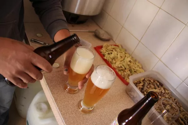 Un grupo de jóvenes creó una cerveza de algarroba y ahora abre su primera fábrica