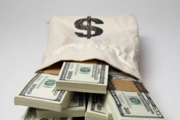 Suben el dólar oficial y también el paralelo