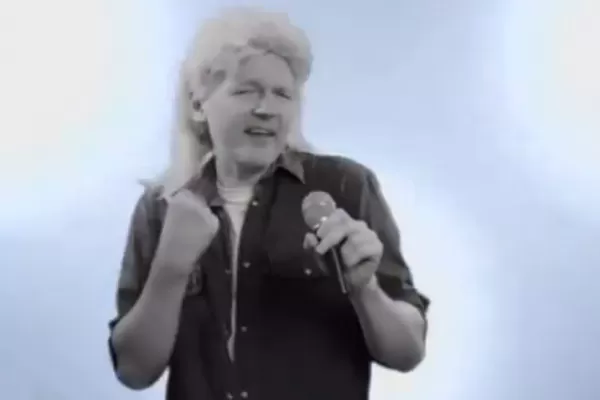 Assange se puso peluca y cantó un hit de los ´80