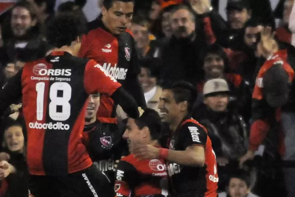 Newell's goleó a Gimnasia y se adueñó de la punta