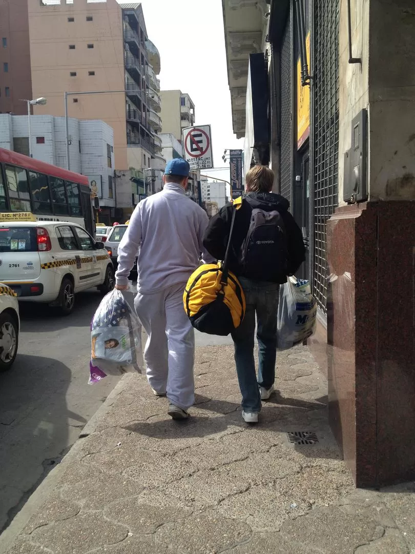 PORTAZO. Un estudiante oriundo de Concepción abandona el edificio. 