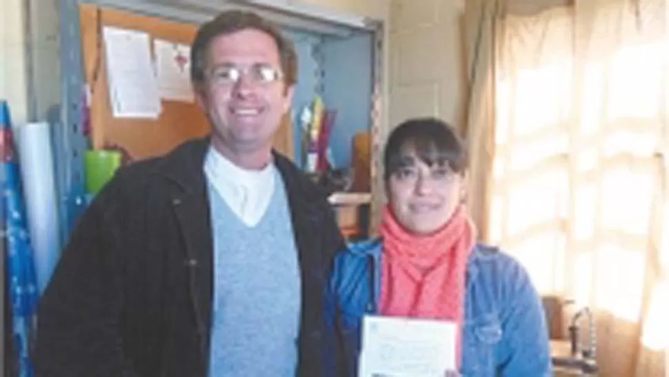 RECLUSA. Gabriela Caballero posa junto al capellán del penal de San Martín. TELAM