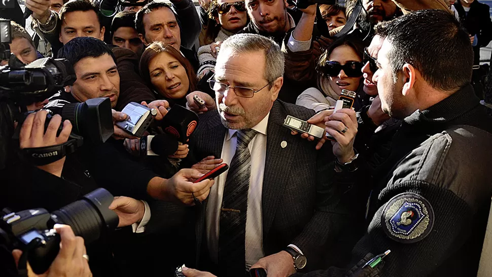 MAREA DE PERIODISTAS. Así ingresaba esta mañana Jaime a los Tribunales de Córdoba. FOTO TOMADA DE LA NACION