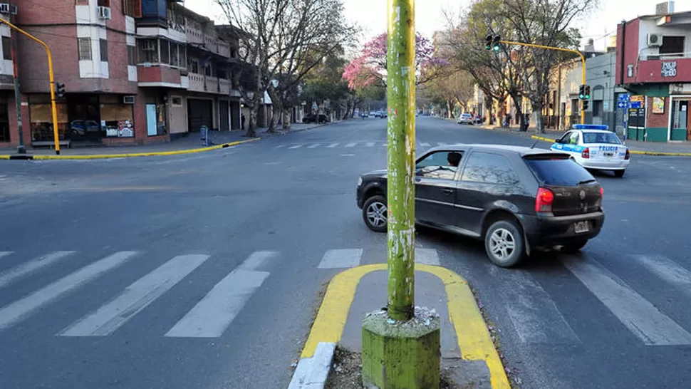 YA NO MÁS. Desde el lunes 19 no se puede girar en la Avellaneda hacia el centro. ARCHIVO LA GACETA / FOTO DE DIEGO ARÁOZ