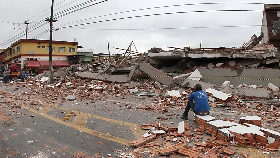 DESASTRE. Hacía tres meses que se realizaban obras en el lugar y algo falló y provocó el colapso. FOTO TOMADA DE FOLHA.UOL.COM.BR