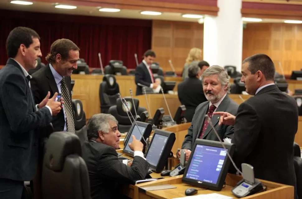 RECINTO. Colombres Garmendia (derecha), junto a Loza y González Navarro. PRENSA LEGISLATURA (ARCHIVO)