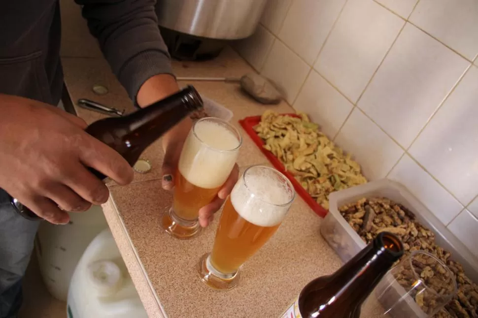 DEGUSTACION. En el taller donde trabajan, ofrecen a los turistas la posibilidad de probar la bebida. LA GACETA / FOTOS DE áLVARO MEDINA