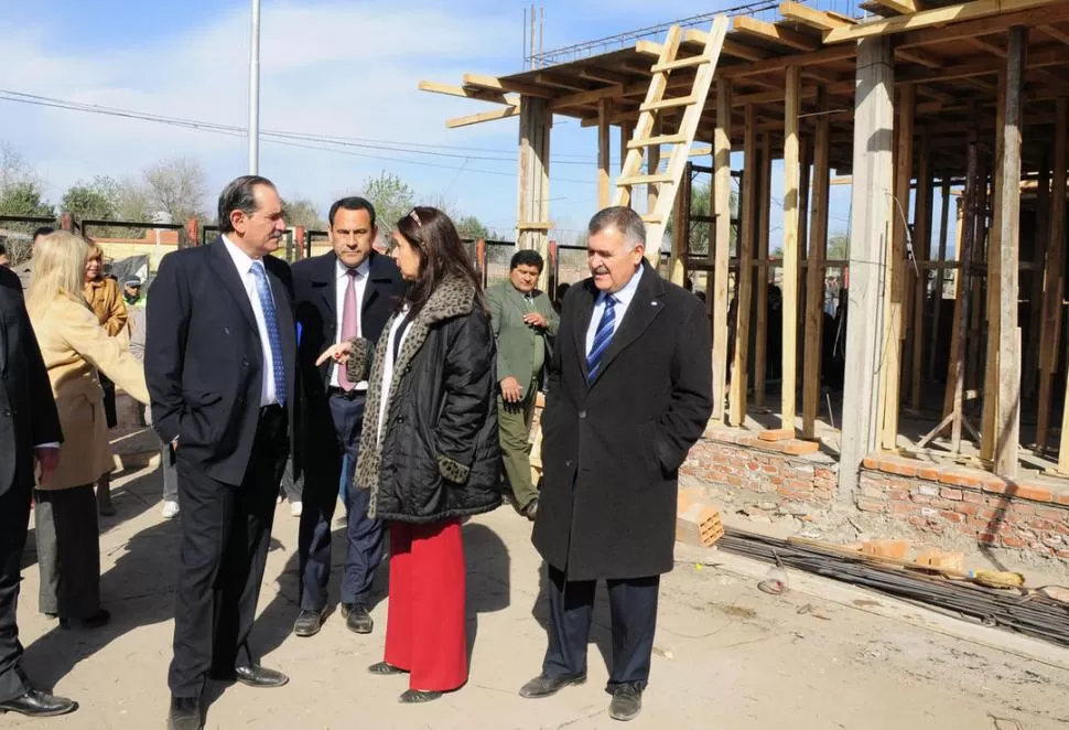 A CARGO DEL PE. Alperovich, Amado, Rojkés y Jaldo supervisaron obras en una escuela del barrio San Miguel. PRENSA Y DIFUSIóN