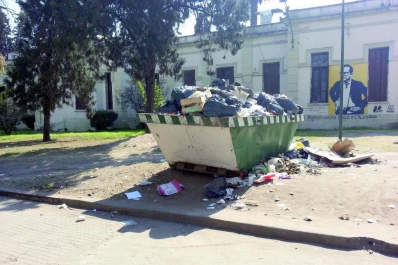 Mugre en el predio de la Secretaría de Educación