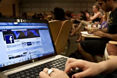 Escuelas vigilarán a sus alumnos en Facebook