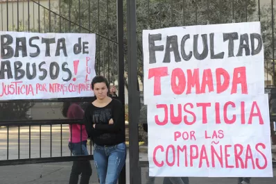 Alumnos de Filosofía y Letras mantienen paralizada la Facultad