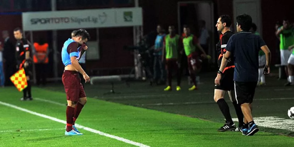 LLANTO. Volkan Sen se retira, limpiando las lágrimas con su camiseta. FOTO TOMADA DE TODAYSZAMAN.COM